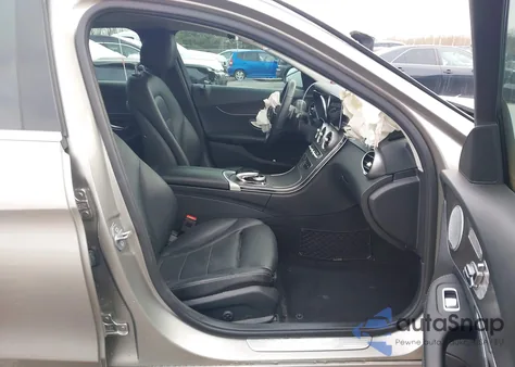 2019 Mercedes-Benz C 300 4Matic z USA, uszkodzony, nr VIN 55SWF8EB0KU283732